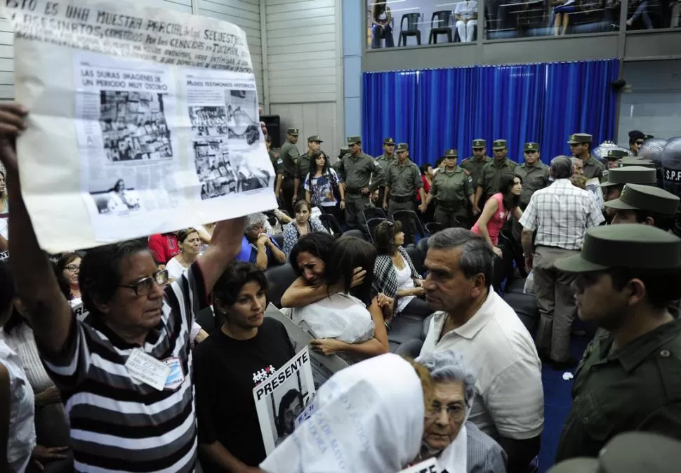 “PRESENTES”. Familiares de las víctimas exhibieron recortes periodísticos y fotografías de las personas por quienes exigieron Justicia en la megacausa. la gaceta / fotos de jorge olmos sgrosso