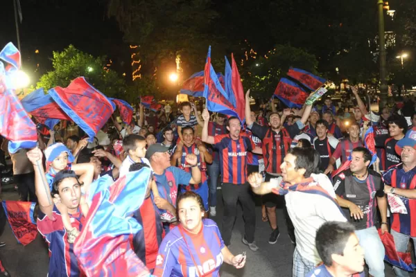 Los cuervos tucumanos festejaron en la plaza