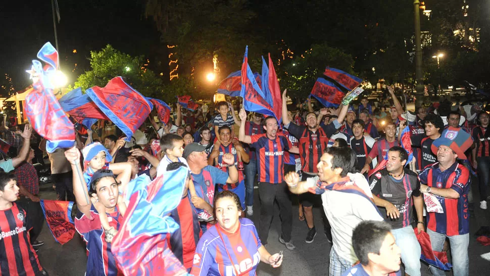 CIVILIZADOS. Los hinchas de San Lorenzo festejaron en forma pacífica en Tucumán. LA GACETA / HÉCTOR PERALTA