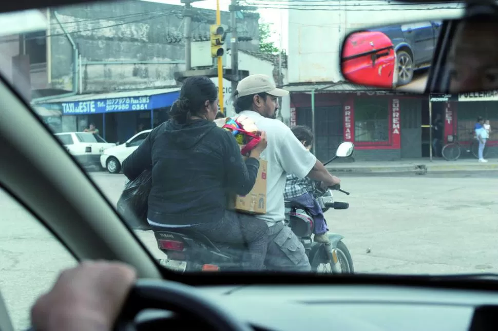 EN FAMILIA. La moto, ahora demonizada, dejó de ser un mero medio de transporte; y los saqueadores hasta expusieron a sus hijos. 