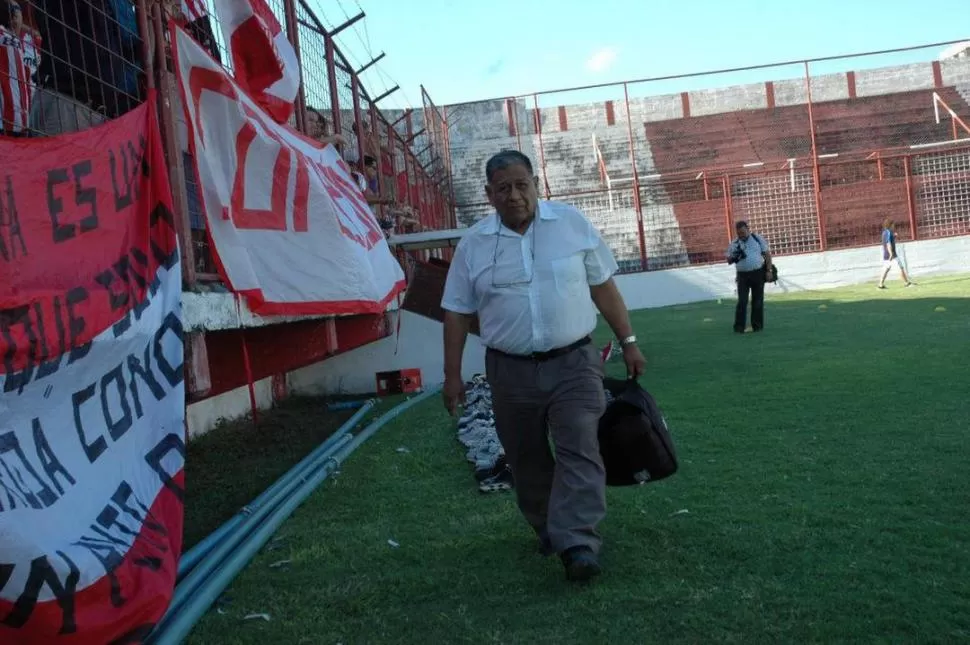 UNA RUTINA. Durante cuatro décadas, Pedro hizo su trabajo en el “santo”. 