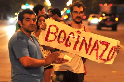 Con música y baile, volvieron a pedir la renuncia de Alperovich