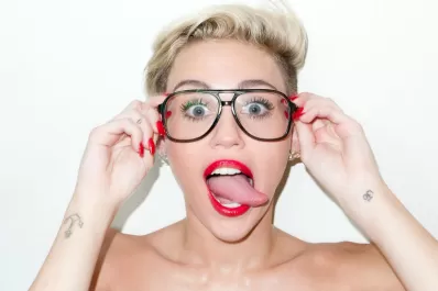 El topless navideño de Miley Cyrus en Twitter