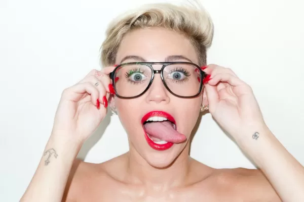 El topless navideño de Miley Cyrus en Twitter
