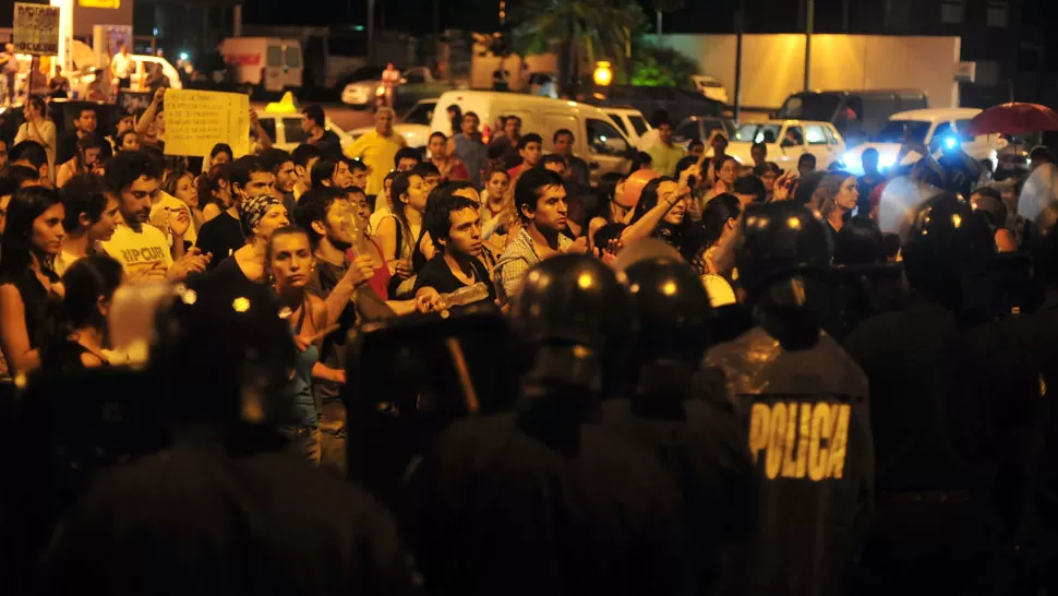 ENOJO. Los manifestantes se concentraron en avenida Mate de Luna y Huemul durante cuatro noches consecutivas. ARCHIVO LA GACETA / FOTO DE INÉS QUINTEROS ORIO