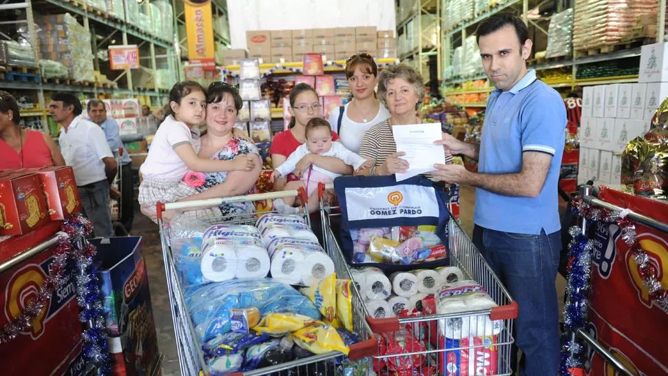 CARRITOS LLENOS. Ana posa con toda la mercadería que compró. LA GACETA/ FOTO DE OSVALDO RIPOLL