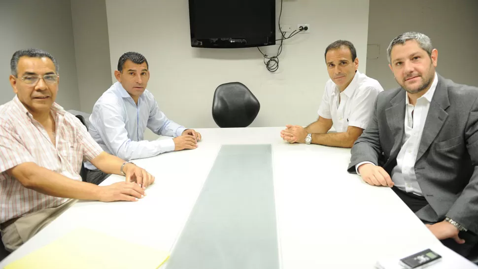 VISITA. Narchi y Leito, de Atlético, y Garber y San Juan, de San Martín, estuvieron ayer en LA GACETA.
