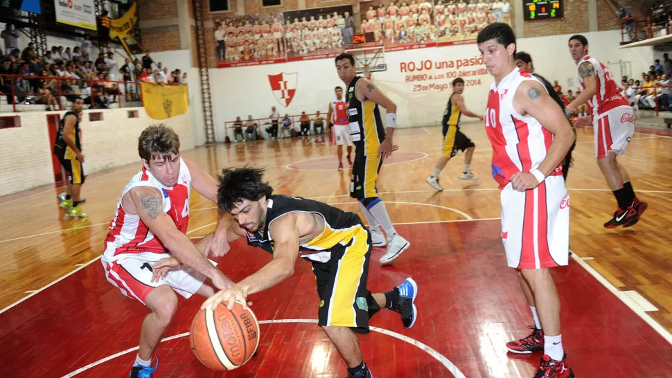 DEL ÚLTIMO DUELO. Gastón García (Talleres) y Gustavo Ahumada (del “rojo”). LA GACETA / FOTO DE HÉCTOR PEALTA (ARCHIVO)