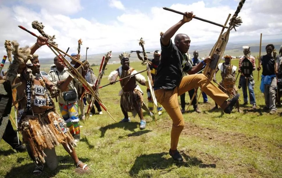 GUERREROS ZULÚES. La danza en honor a Mandela la realizaron en la colina. reuters