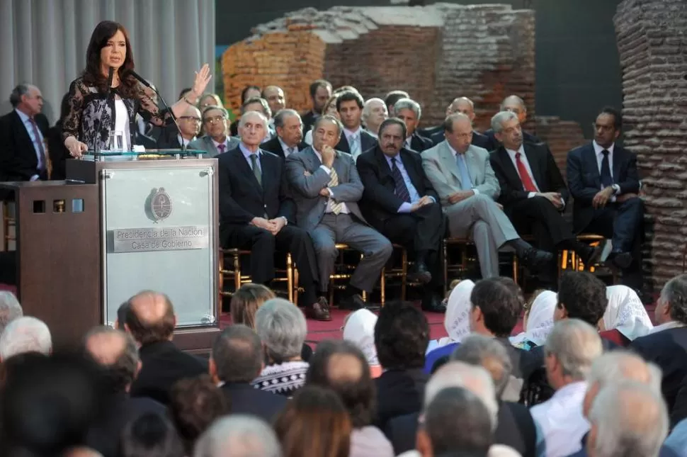 ANTES DE LA PLAZA. La presidenta habló en Casa Rosada, ante la presencia de De la Rúa y Rodríguez Saá. telam