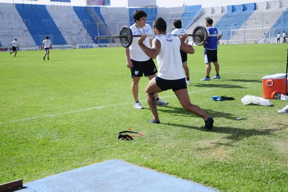 CONTROL. El “profe” Mustafá sigue de cerca la tarea de Morel, en el Monumental, antes de liberar al 10 y al equipo. 