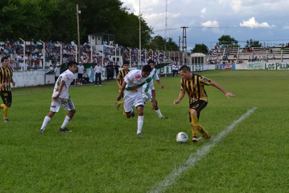 POR ACÁ NO PASAS. Martín Chacana, de Lastenia, sale jugando ante la marca de Jesús Raposo, de Atlético Chicoana. Ganó la “gloria” y es puntero. 