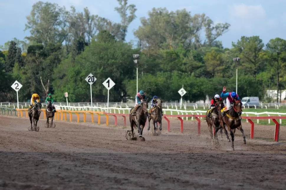 TAREA CUMPLIDA. El jinete Carlos Fuentes celebra la gran victoria de la potranca Sky Sun en la competencia jerárquica. 