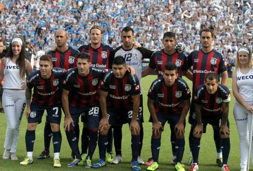 LA ÚLTIMA FORMACIÓN. San Lorenzo posó para la foto en Vélez y la imagen quedará guardada para siempre en los corazones de Boedo como el último equipo que consagró a los campeones del Inicial 2013. 