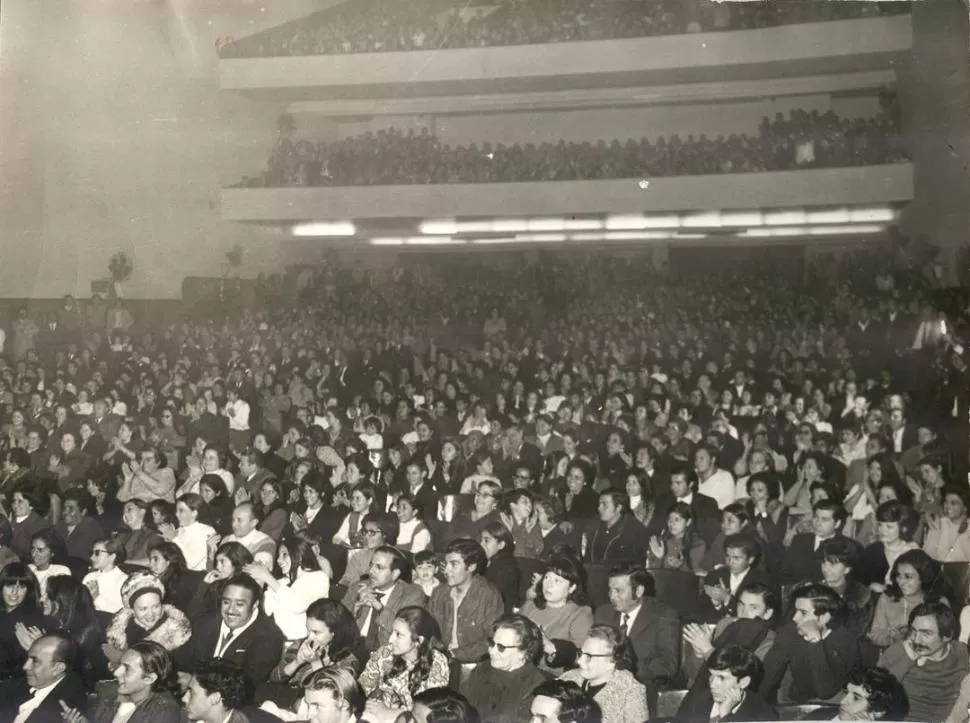 PREFERIDAS. El Metro y el Plaza (foto), dos salas que desvelaban a los integrantes del emporio Renzi. La primera fue adquirida en 1975 y la segunda fue diseñada y construida, en 1946, por el tucumano Luis Prebisch, por encargo de la CNSA. ARCHIVO