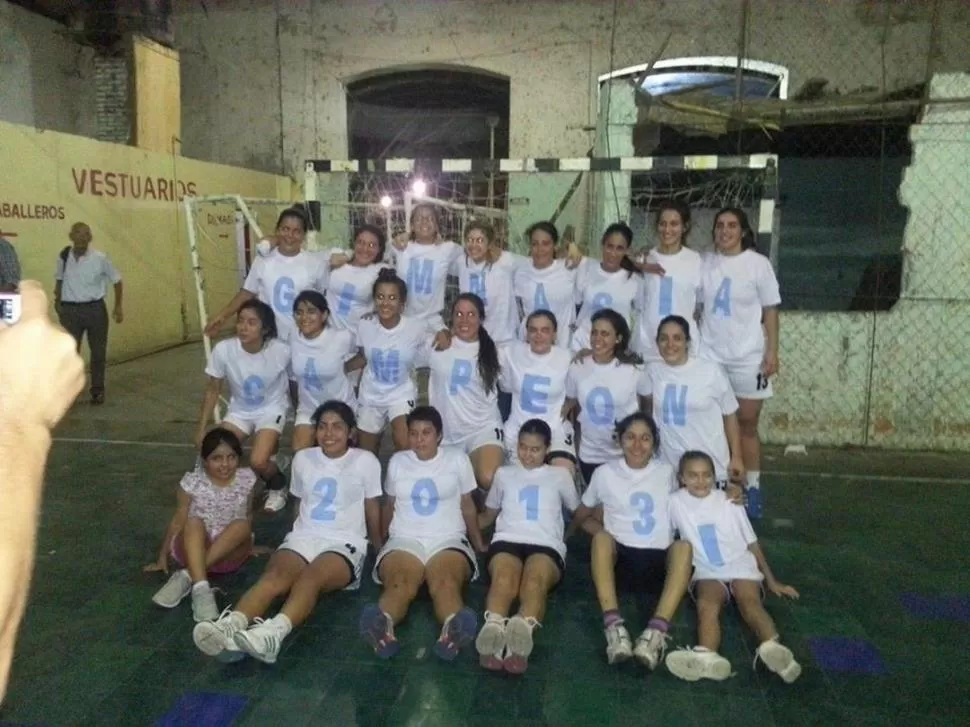 UN ORGULLO. Tucumán de Gimnasia y una remera alusiva a la conquista. 