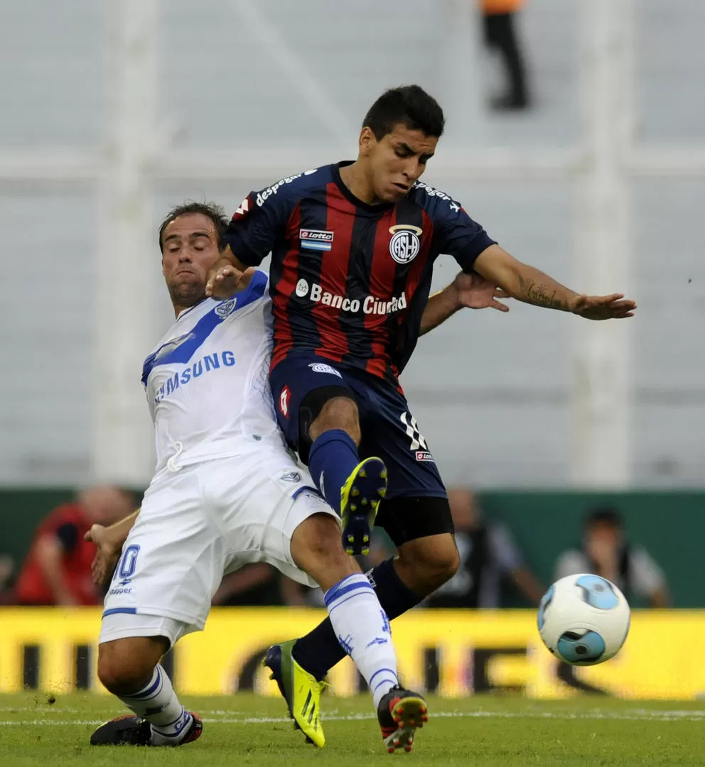 POCO FÚTBOL. Insúa y Correa disputan la redonda en una imagen propia de una final, donde los nervios superan al juego. dyn