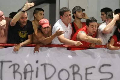 Agreden al tesorero de Independiente luego de aprobar un pasivo de $392 millones