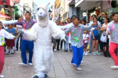 Una llama que baila quiere ser la dueña del tema del verano