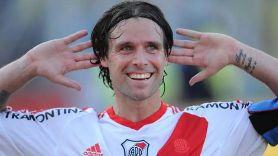 VIEJOS TIEMPOS. El Torito quiere volver a celebrar con la camiseta de River. (ARCHIVO)