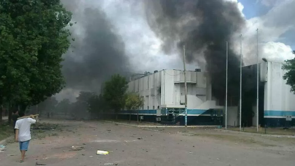 INCIDENTES EN SANCOR. En la distribuidora láctea de Banda de Río salí se enfrentaron saqueadores y custodios; allí habría perdido la vida Aldo Molina. FOTO DE HERNÁN FERNÁNDEZ