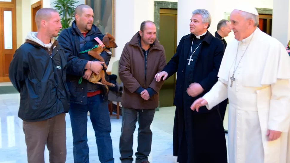 SALUDO. Personas sin techo se acercaron a felicitar al Papa en su cumpleaños. REUTERS