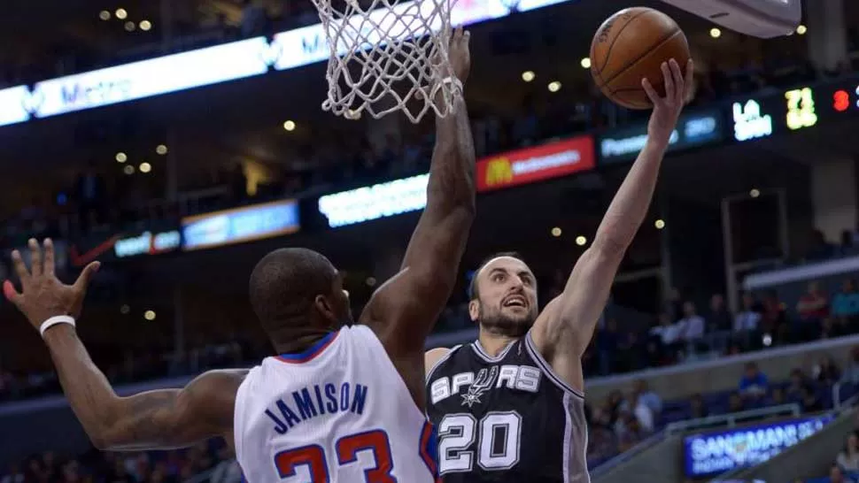 CRECIENDO. El bahiense cada partido suma minutos y puntos para los Spurs. REUTERS