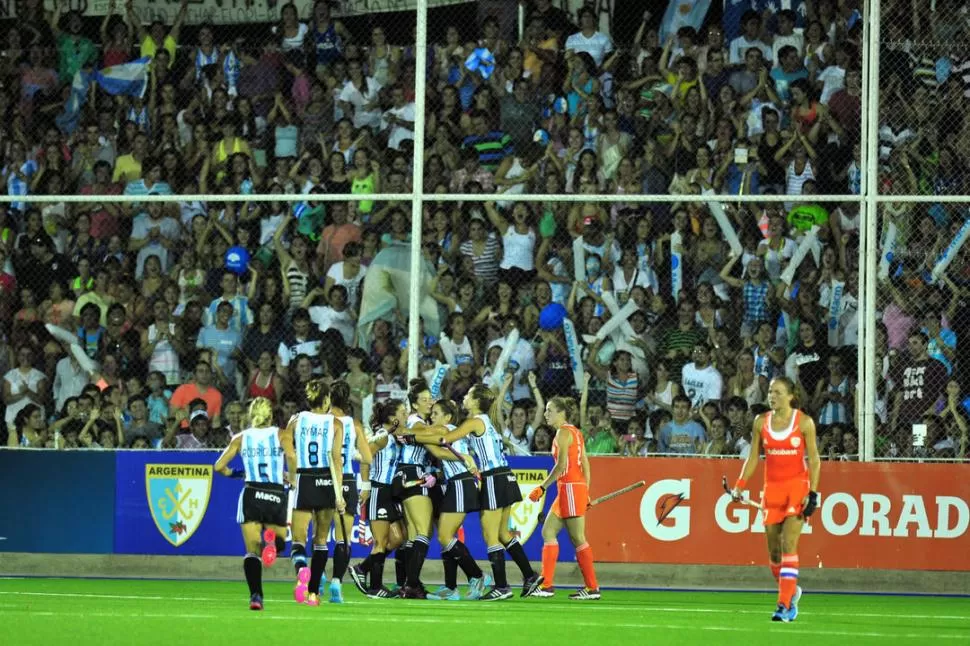 POSTAL DE LA WORLD LEAGUE. Las mejores selecciones de hockey del mundo, como Las Leonas y Holanda, disputaron aquí un torneo importantísimo gracias al esfuerzo de la Asociación que preside Pirlo. 