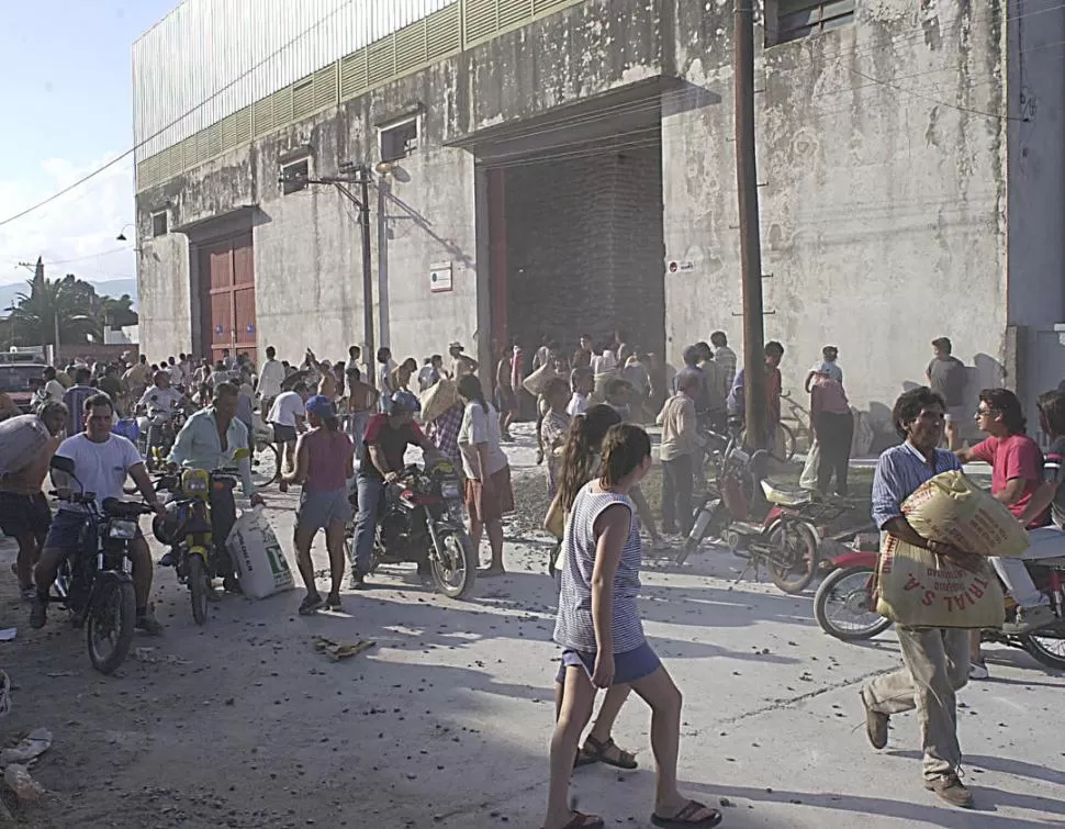 TUCUMAN, DICIEMBRE DE 2001. Momento en que se produce el saqueo a un depósito de azúcar, en la periferia del microcentro de la capital. la gaceta / foto de archivo