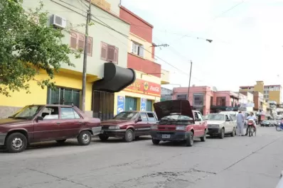 Corren peligro en la ruta, pero los pasajeros de autos rurales se resisten a abandonarlos