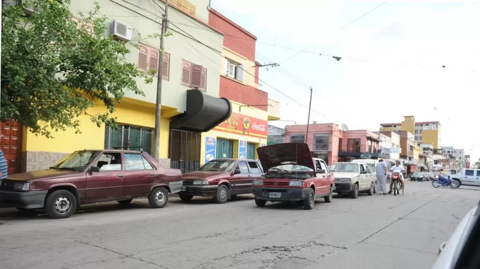 TALLER CALLEJERO. Hay autos que se rompen a diario y son reparados. 