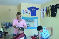 En la peluquería de Espinoza el corte costaba un juguete