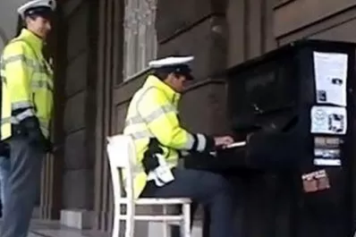 Un policía que toca el piano en plena vía pública es furor en la web