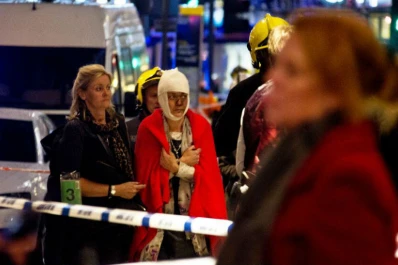 Varios heridos tras colapsar el techo de un teatro en Londres