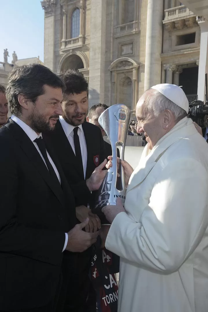 CON LA COPA DEL CAMPEÓN. Lammens y Tinelli le obsequiaron el trofeo que ganaron al Papa Francisco, quien les agradeció. 