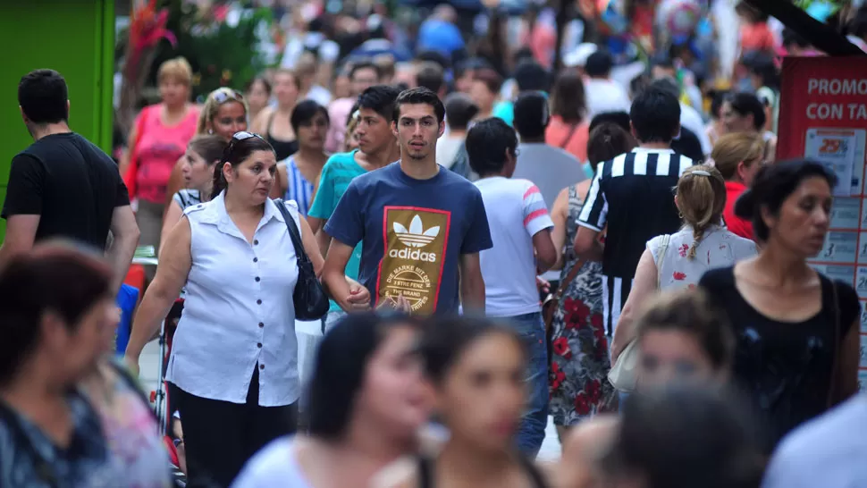 ESTALLA. En el microcentro ya se sienten las compras navideñas. LA GACETA/ FOTO DE DIEGO ARÁOZ