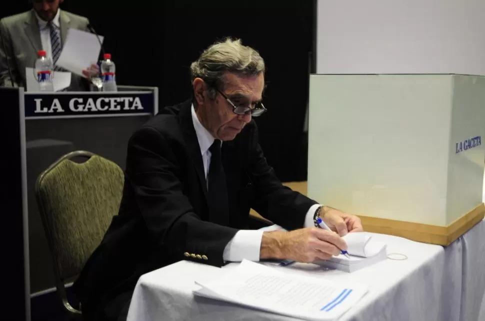 PONE LA FIRMA. El escribano Terán firma los sobres para que los jurados coloquen el voto antes de depositarlo en la urna. 