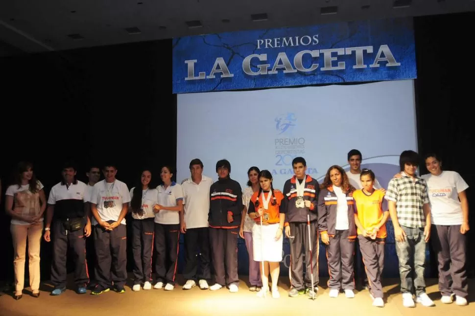 APLAUDIDOS. Virginia Aiub, Florencia Burgos, Rocío Carrizo, Luis Díaz, Fernando Ferreira, Álvaro Romano, Brenda Argañaraz, Lucas Bustos, Paula Abregú y Mariana Martineza participaron en los Juegos Evita.