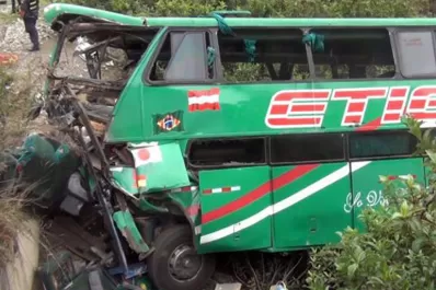 Desbarrancó un ómnibus en Perú: Hay 15 muertos y 58 heridos