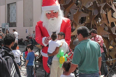 Papá Noel recorre el centro tucumano