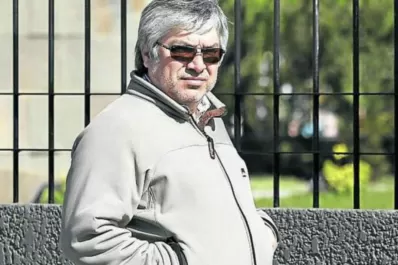 Allanan las oficinas de Lázaro Báez