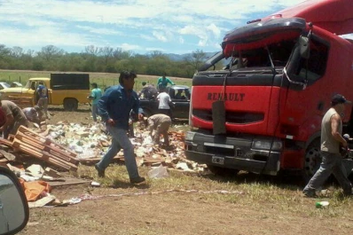 Un camión chocó y fue saqueado en en el km 1412 de la ruta 9