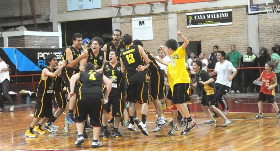 ESTA VEZ FESTEJÓ DE VISITANTE. El plantel de Talleres comienza a celebrar la cuarta corona consecutiva, después de la segunda victoria contra Independiente. El año pasado, lo había hecho en su estadio.  