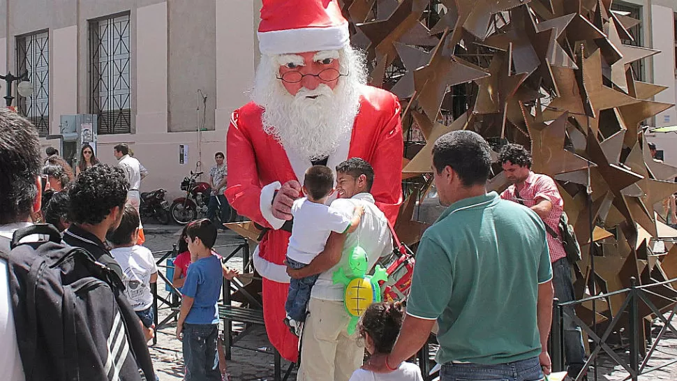 SALUDO. Papá Noel con los niños. PRENSA MUNICIPALIDAD DE SAN MIGUEL DE TUCUMÁN