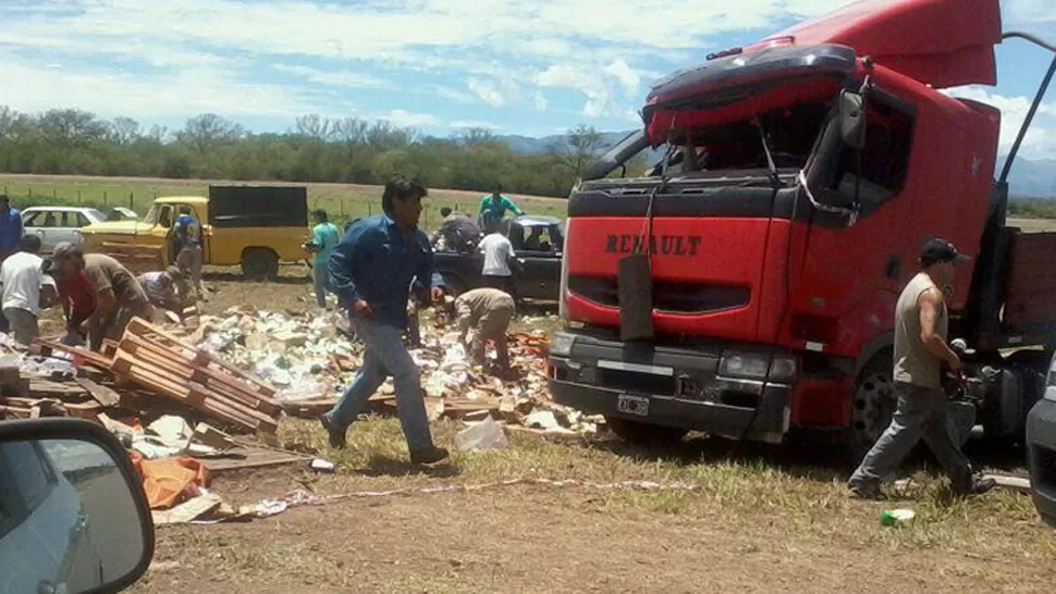 SAQUEO IMPROVISADO. Al ver el camión, las personas decidieron robarse el vino. FOTOS TOMADAS DE TWITTER (@ISAIASCISNERO)