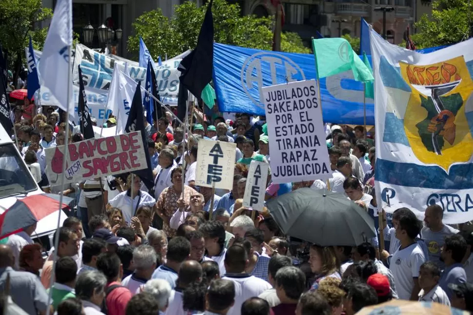 A LA PLAZA OTRA VEZ. El miércoles los estatales se instalaron frente a la Casa de Gobierno. Hoy volverán a hacerlo. LA GACETA / FOTO DE JORGE OLMOS SGROSSO