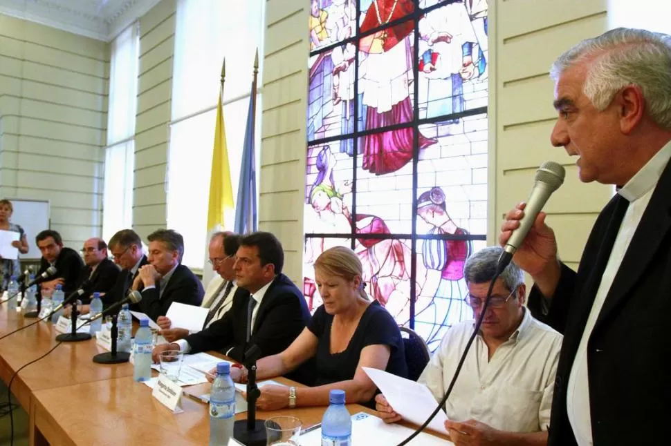 EN LA SEDE EPISCOPAL. Monseñor Lorenzo explica los políticos los lineamientos básicos del acta compromiso. dyn