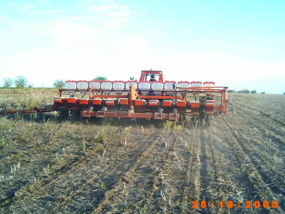 LA HORA SEÑALADA. Cuando se consolidó un poco el piso de los campos, las sembradoras salieron al ruedo para aprovechar la humedad del suelo.  