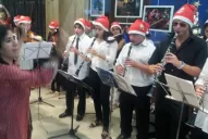 Músicos con gorros de Papá Noel