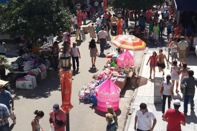 Miles de personas copan el centro con el apuro por las compras